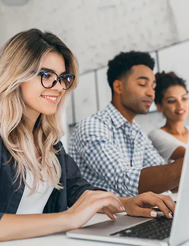 female-freelancer-with-coworkers